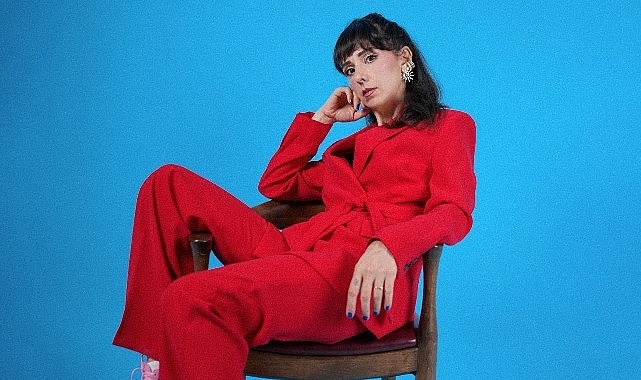 Aslı Demirer 2 Yıl Sonra 'Durur Bütün Dünya' ile Dönüyor