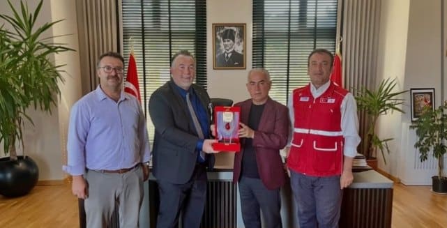 Gazeteci Cihan Fulser'e Kızılay'dan Teşekkür Plaketi