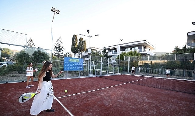 Çeşme'ye Yeni Padel Kortu Gençlerle Açıldı