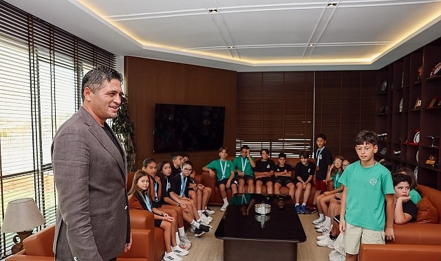 Aliağa'nın Şampiyon Yüzücüleri Başkan Acar'ı Ziyaret Etti