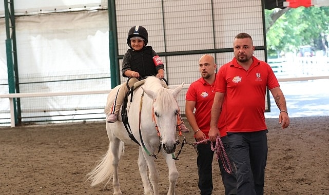 İBB'den Çocuklara Binicilik Deneyimi