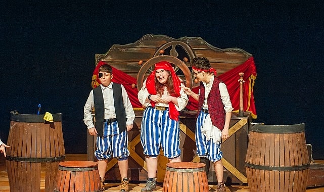 Karşıyaka Tiyatrosu Peter Pan ile Sezonu Açtı