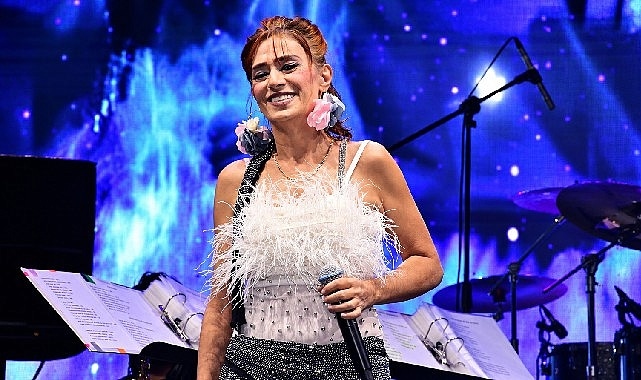 Yıldız Tilbe, Kıbrıs'ta 2 bin davetliye unutulmaz bir gece yaşattı!